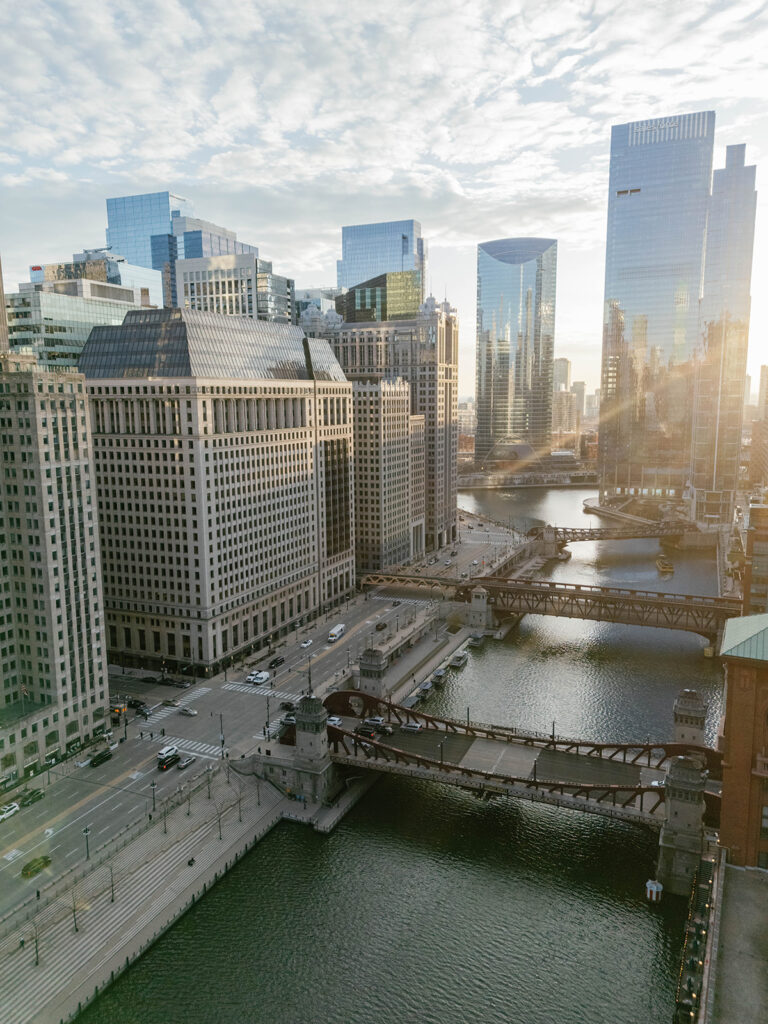 A view of the Chicago River with bridges crossing it in downton Chicago